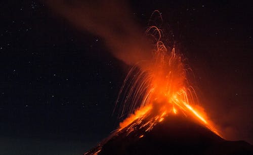 Volcán En La Noche 2