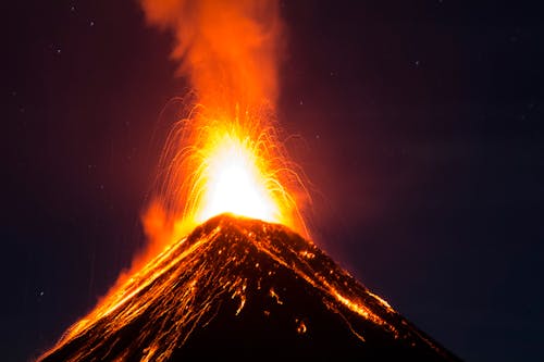 Volcán En La Noche 1