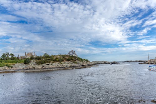 Бесплатное стоковое фото с вода, голубое небо, дом