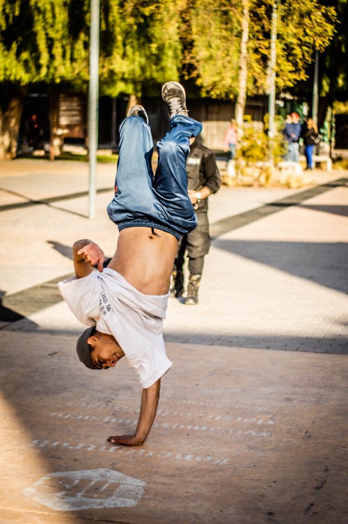 Foto stok gratis breakdancer, di luar rumah, fotografi jalanan
