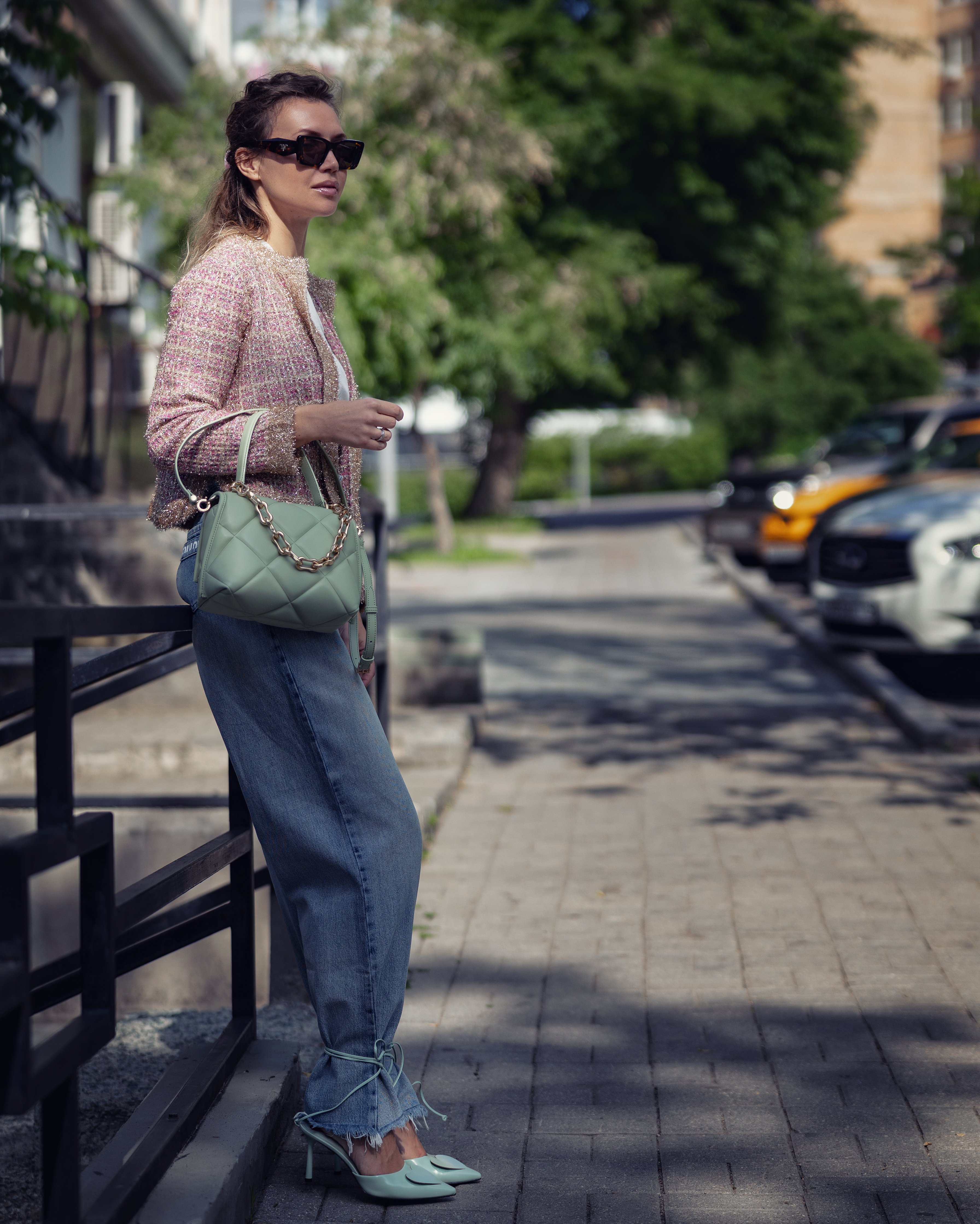Mujer en un jersey de cuello redondo acanalado color avena y falda midi recta de punto con estilo minimalista escandinavo