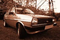 秋季户外停着一辆乌贼色调的老式老爷车