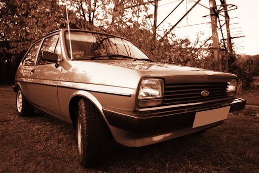 秋季户外停着一辆乌贼色调的老式老爷车