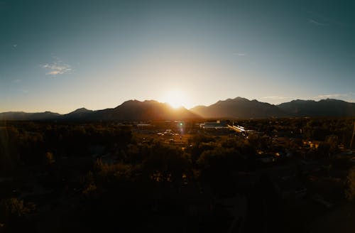 Gratis Fotos de stock gratuitas de amanecer, luz del sol, montañas Foto de stock