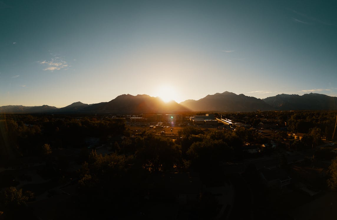 Fotos de stock gratuitas de amanecer, luz del sol, montañas