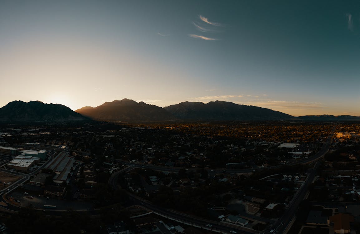 Kostenloses Stock Foto zu berge, dämmerung, drohne erschossen