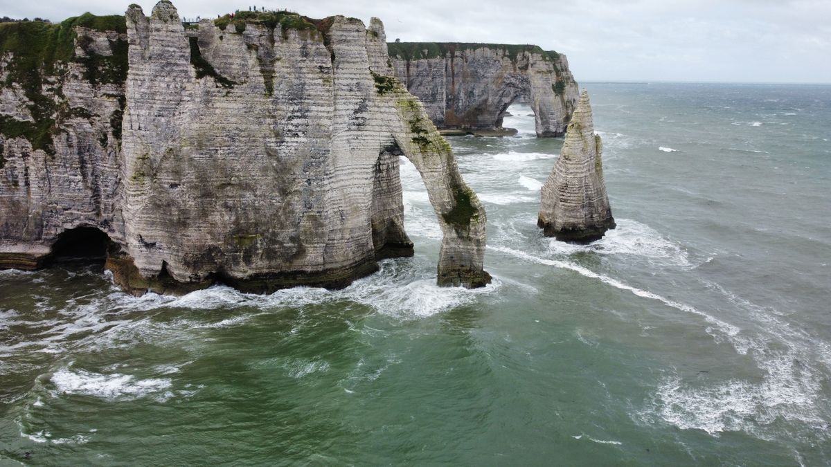 Fotografie aeriană cu Porte d Aval de la Etretat, lângă ocean