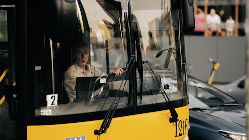 Základová fotografie zdarma na téma autobus, čelní sklo, muž