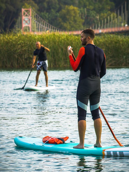 Fotobanka s bezplatnými fotkami na tému aktivita vody, muži, paddle boarding