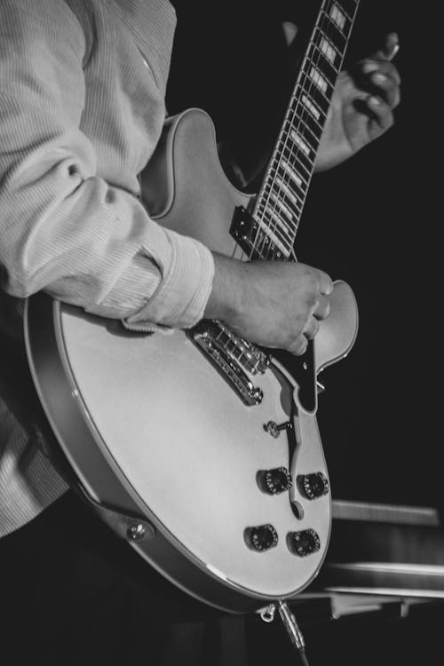 Darmowe zdjęcie z galerii z czarno-biały, gitara elektryczna, grać na gitarze