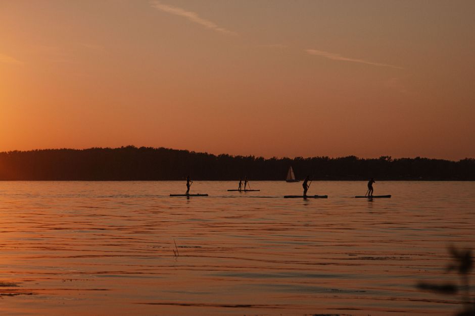Stand-up paddle (SUP) au coucher du soleil dans les lacs intérieurs