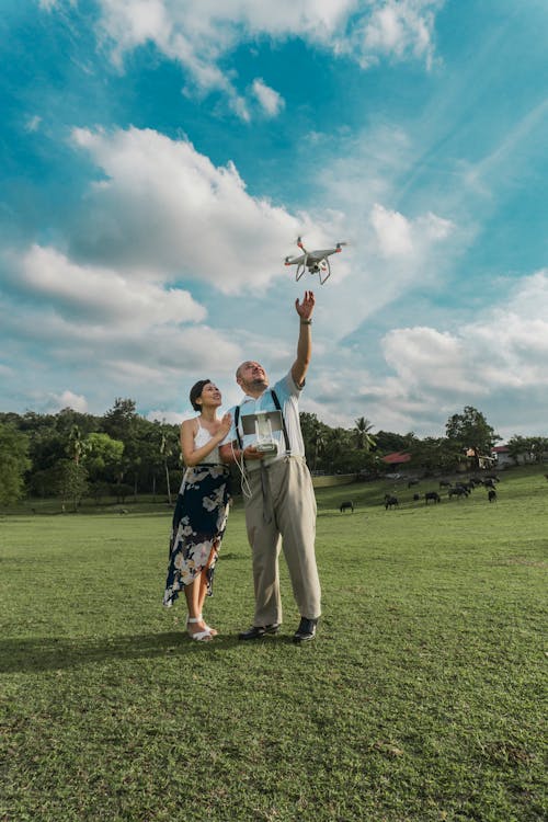 Kostenlos Mann, Der Neben Frau Steht, Die Drohne Spielt Stock-Foto