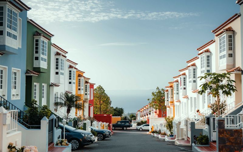 casas adosadas en una calle serena