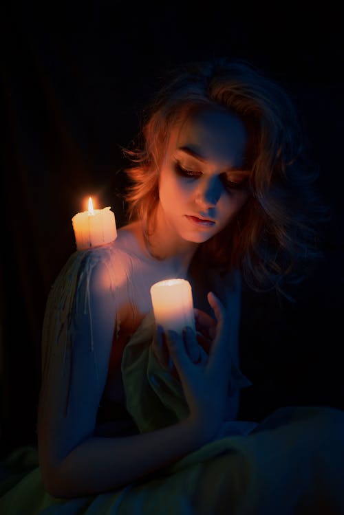 Безкоштовне стокове фото на тему «вертикальні постріл, жінка, запалені свічки»