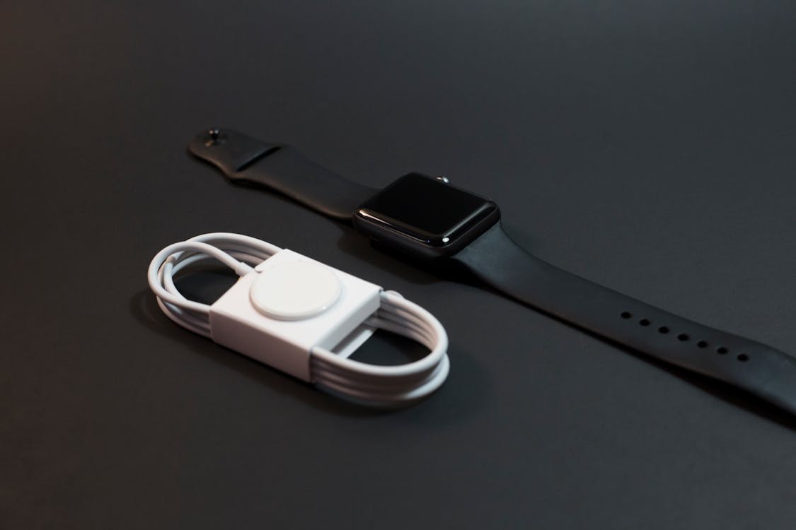 Czarny, Aluminiowy Zegarek Apple Watch Ze Sportowym Paskiem I ładowarką Magnetyczną