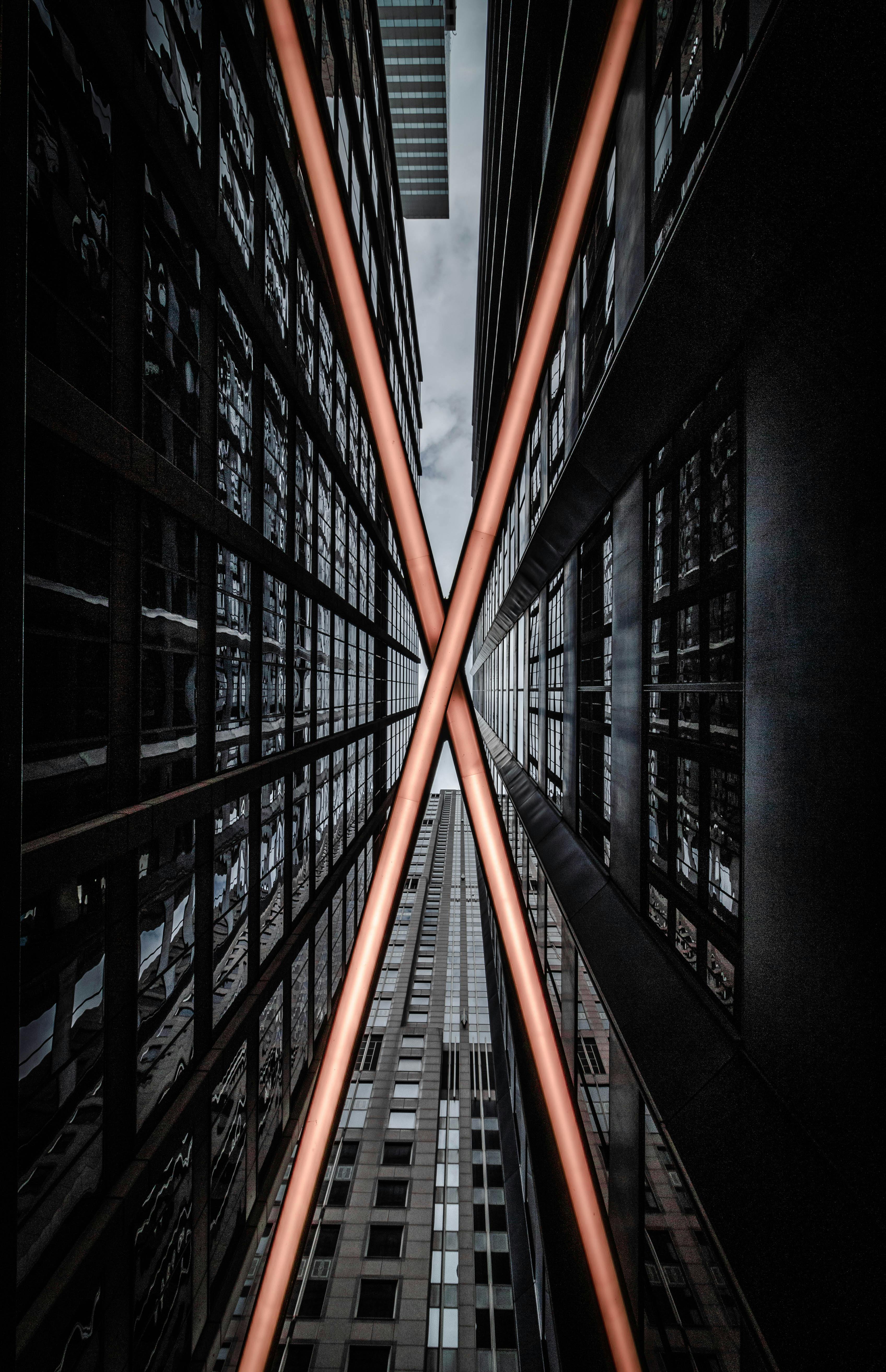 低角度镜头下的芝加哥现代摩天大楼，灯光与反射效果独特