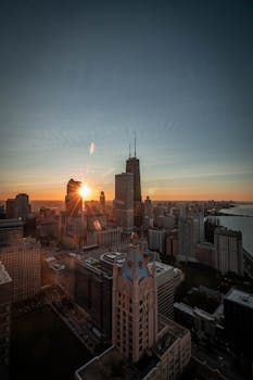 朝阳映照着芝加哥天际线的摩天大楼，密歇根湖的景色清晰可见
