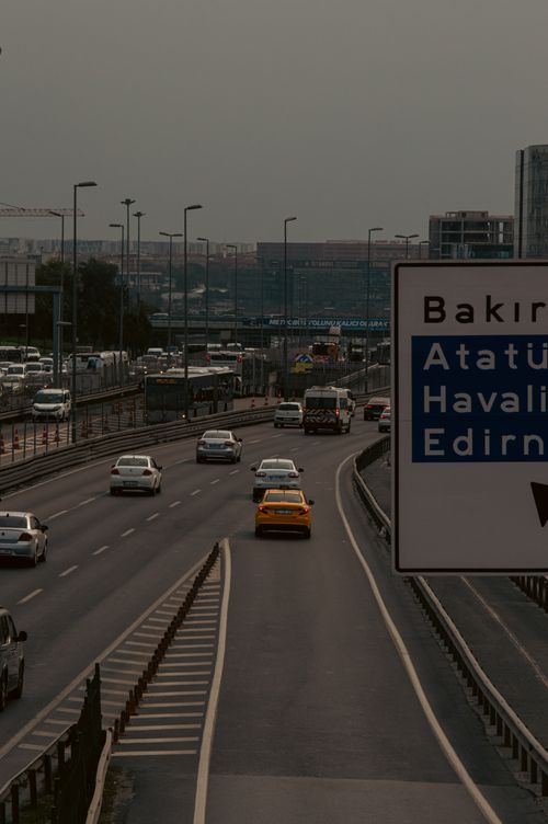 Free A busy highway scene in İstanbul featuring multiple cars and road signs during the day. Stock Photo