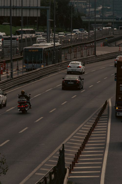 Cars on City Highway · Free Stock Photo