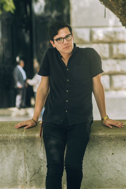 Free A fashionable man poses confidently outdoors in Ciudad de México, showcasing urban style. Stock Photo