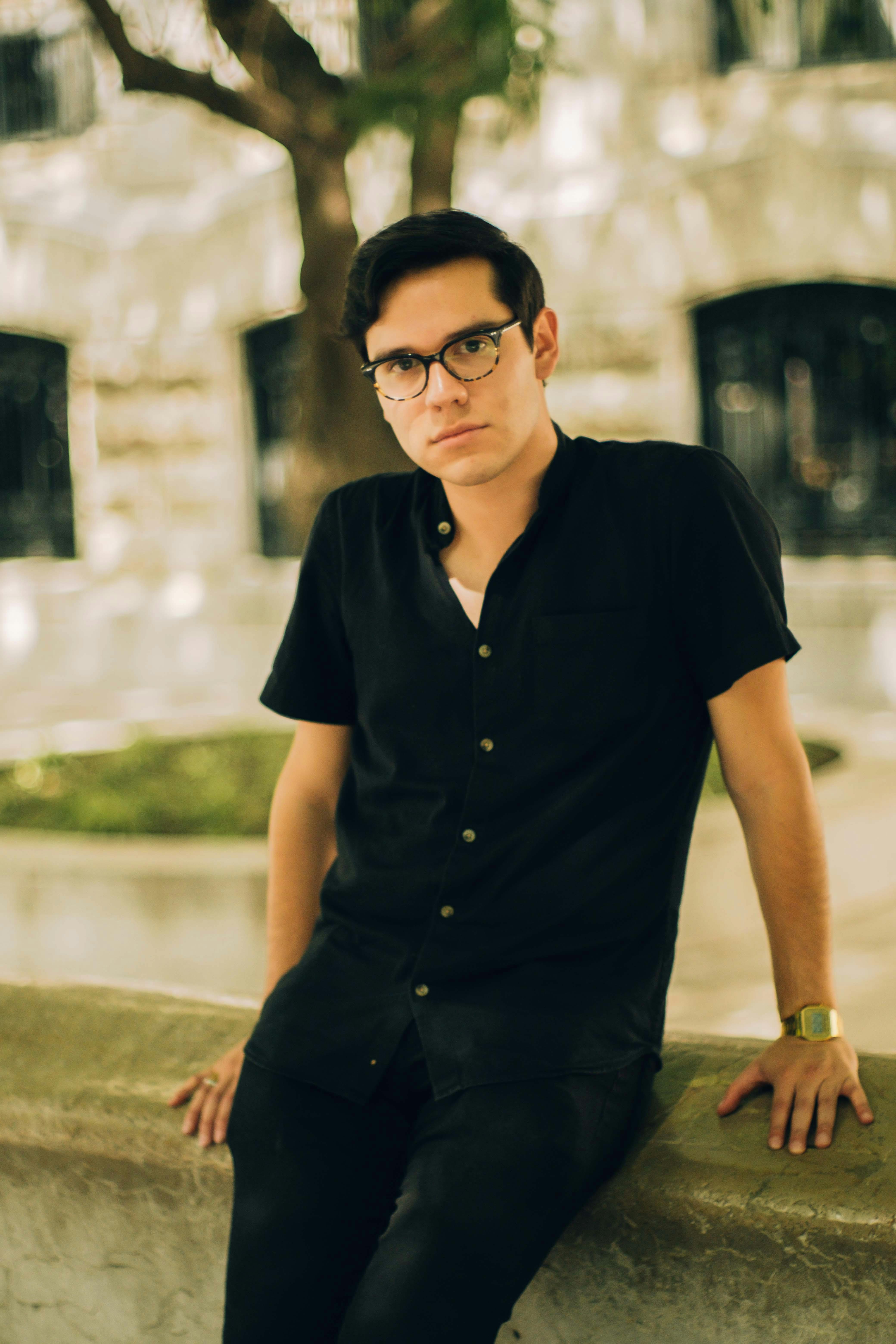 Portrait of a stylish man in glasses posing outdoors in Ciudad de México, Mexico.