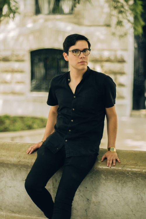 Free Young man in black casual fashion posing outdoors in Ciudad de México's urban park. Stock Photo