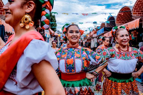 Free Colorful celebration of Mexican culture with women dancing in traditional attire in Puebla. Stock Photo
