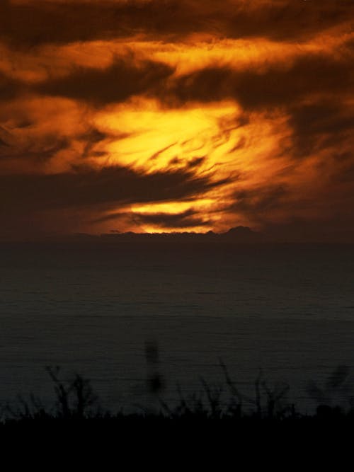 Foto profissional grátis de céu com cores intensas, horizonte, mar