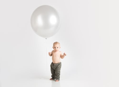 Kostenlos Baby, Das Graue Hosen Foto Trägt Stock-Foto