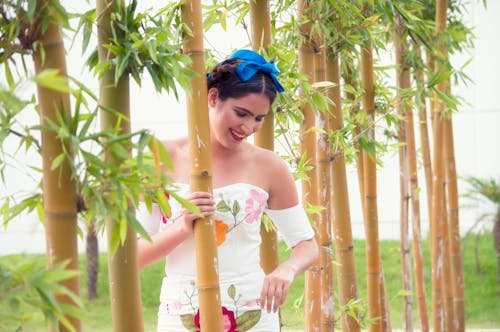 Mujer Detrás De La Hierba De Bambú