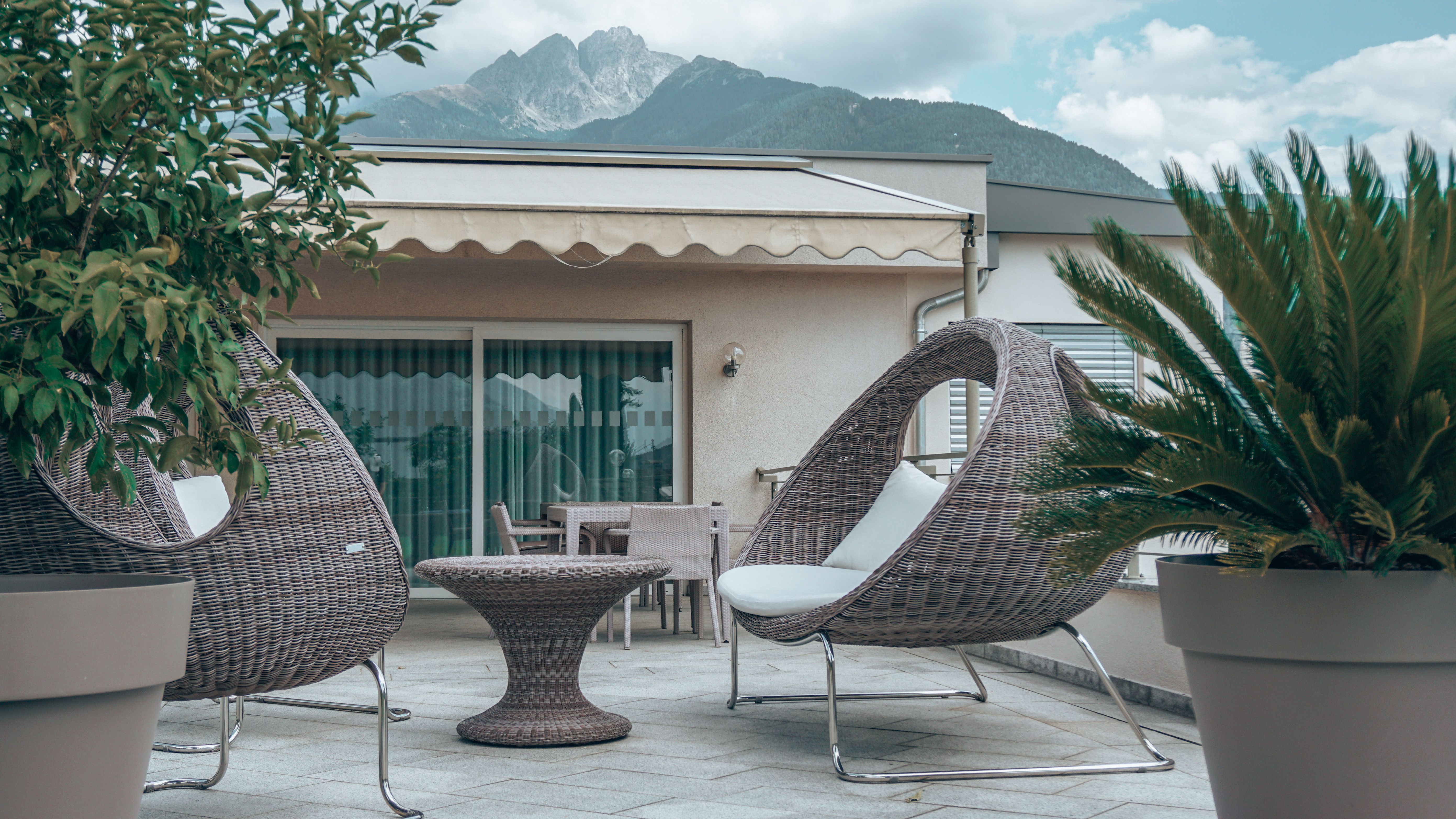 Terrasse extérieure aménagée avec salon de jardin