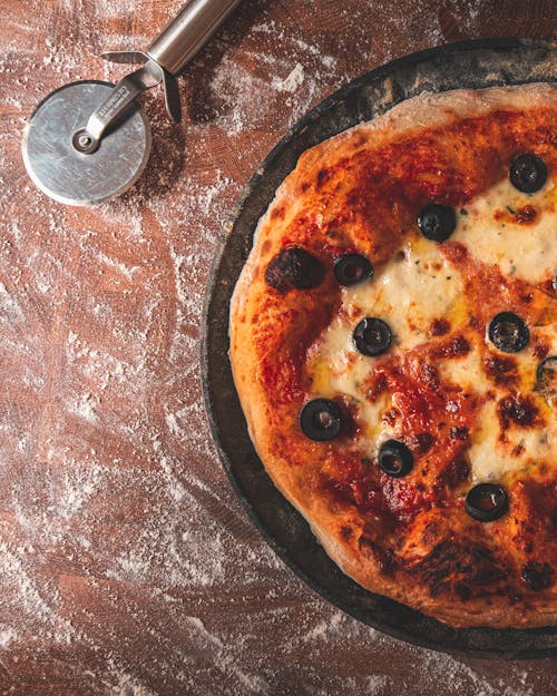 Foto profissional grátis de alimento, azeitonas, cortador de pizza