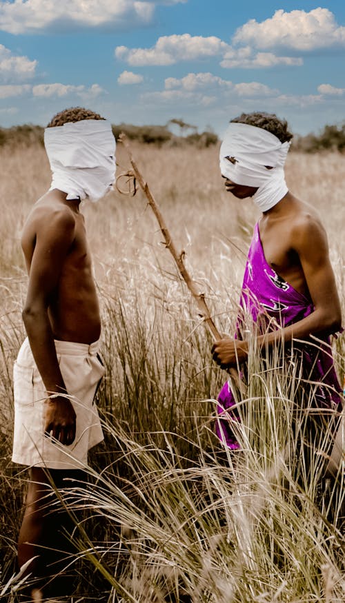 Gratis stockfoto met afrikaanse jongens, afrikaanse stamcultuur, gras