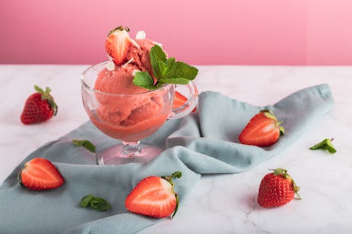 Gratis stockfoto met aardbeien, detailopname, ijsje