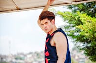 一位穿着刺绣背心的时尚男子，在莫雷利亚自信地摆出户外姿势