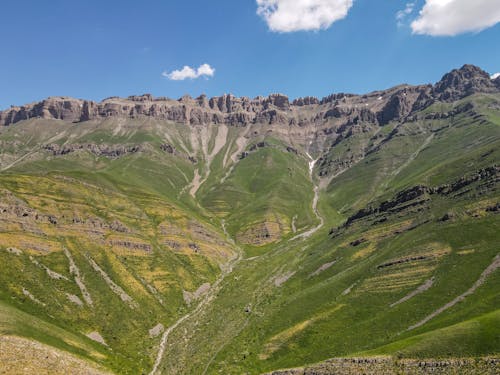 Gratis stockfoto met blauwe lucht, dronefoto, groene berg