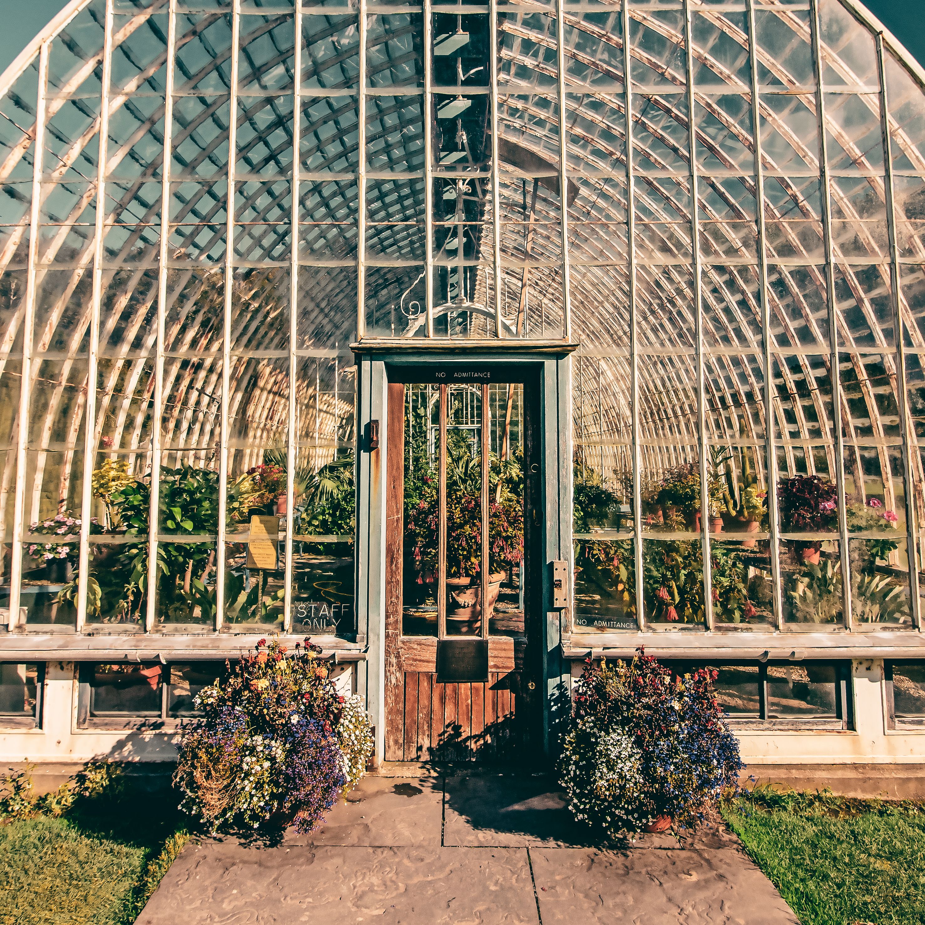Timber-framed conservatory entrance, by Julia Fuchs on Pexels