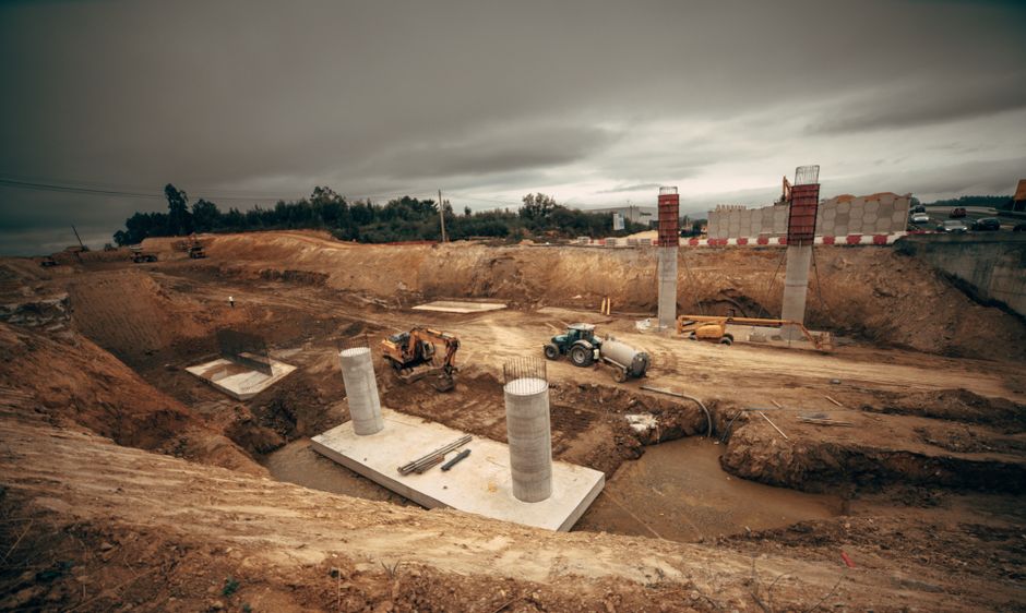 Industrial construction site with machinery in Espíritu Santo, Spain.