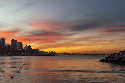 Immagine gratuita di cielo drammatico, città, corpo d'acqua