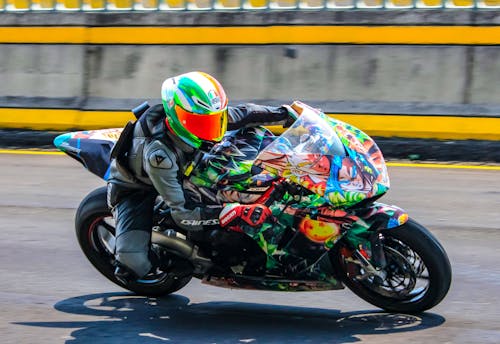 Foto profissional grátis de andar a cavalo, bicicleta grande, capacete de moto