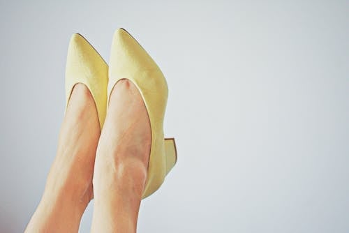 여성의 노란색 뾰족한 발가락 플랫 쌍