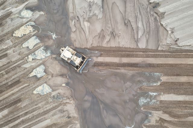 Vue aérienne par drone d’un chantier de terrassement avec engin