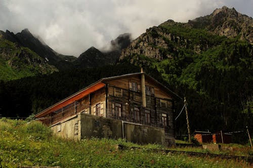 Photos gratuites de à flanc de montagne, bungalow, cabane