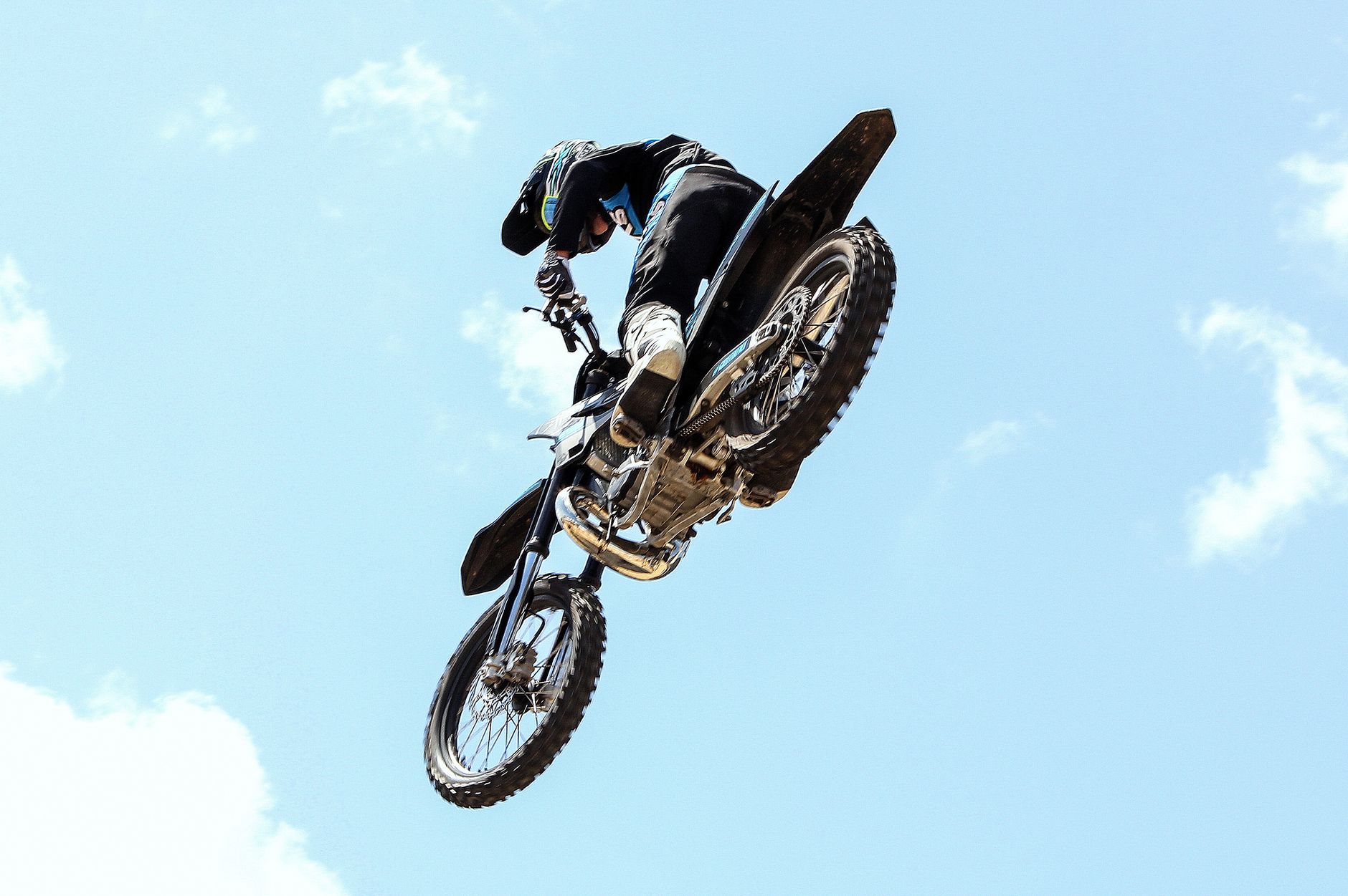 운전자보험 개정, 손해 보기 쉬운 운전자 유형 3가지 8 Motocross rider executing an aerial stunt against a clear blue sky, showcasing extreme sports action.