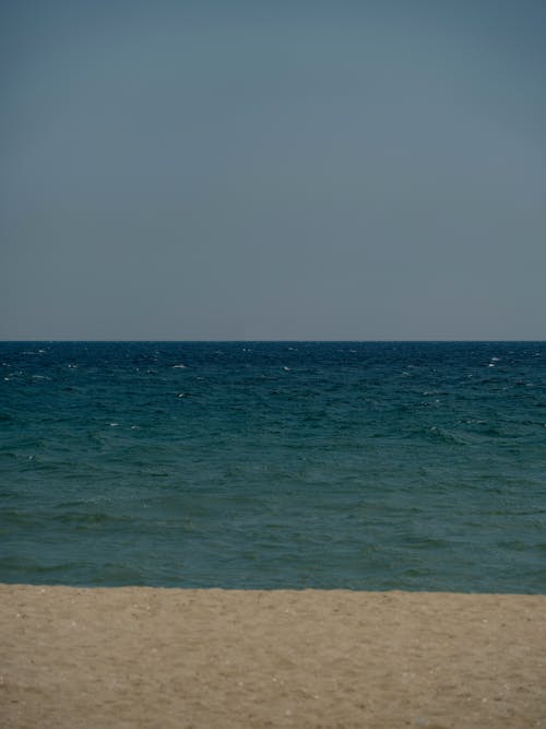 бесплатная Бесплатное стоковое фото с вертикальный выстрел, волны, голубое небо Стоковое фото