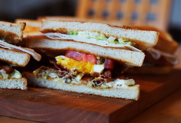 Club sandwich groot met kip en bacon