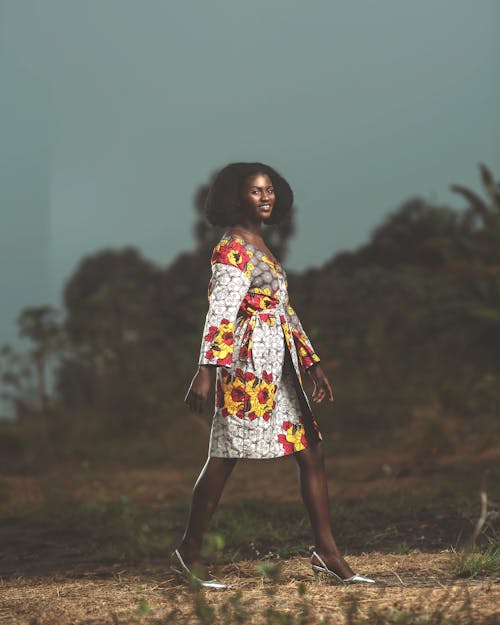 Základová fotografie zdarma na téma afričanka, černoška, chůze