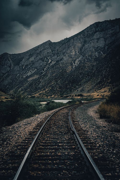 Gratis stockfoto met berg, spoorlijn, spoorrails Stockfoto