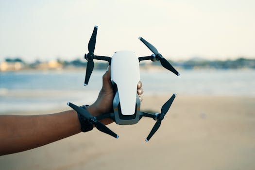 Persona In Possesso Di Bianco E Nero Quadcopter Drone