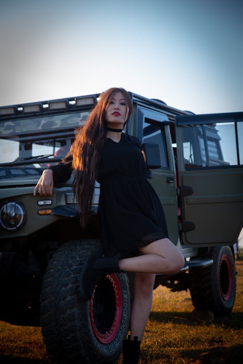 araç, Asyalı kadın, dikey atış içeren Ücretsiz stok fotoğraf